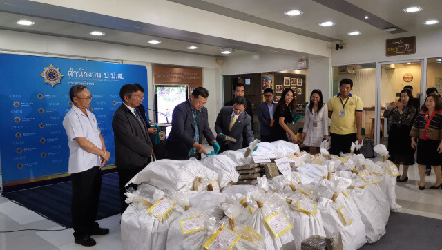กรมแพทย์แผนไทยฯ​ รับมอบของกลาง​กัญชา 1​ ตันผลิตยาพื้นบ้าน​ 6​ แสนขวด​ 5​ cc