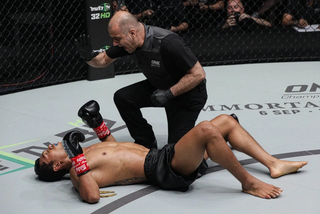 (คลิป)"เพชรดำ"เสียเข็มขัดแชมป์โลก-"แสตมป์"คว่ำนักสู้อินเดีย