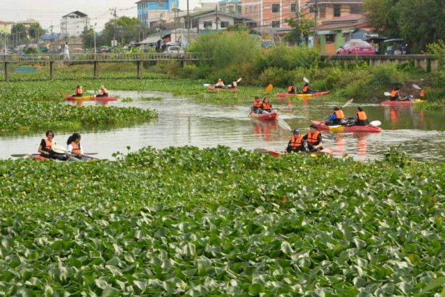 พายเรือคายัคเก็บขยะริมเขื่อนคลองหนึ่ง