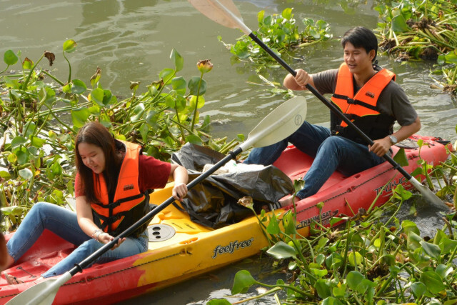 พายเรือคายัคเก็บขยะริมเขื่อนคลองหนึ่ง