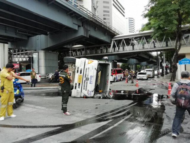รถโม่ปูนพลิกตะแคงกลางแยกศาลาแดง