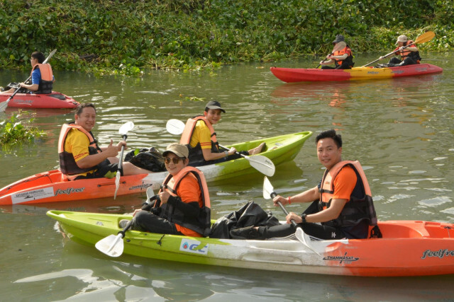 พายเรือคายัคเก็บขยะริมเขื่อนคลองหนึ่ง