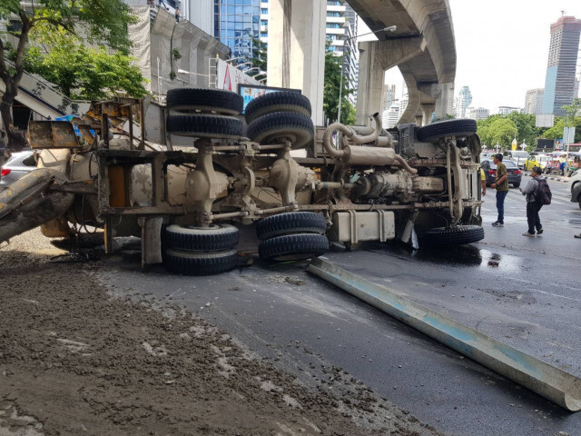 รถโม่ปูนพลิกตะแคงกลางแยกศาลาแดง