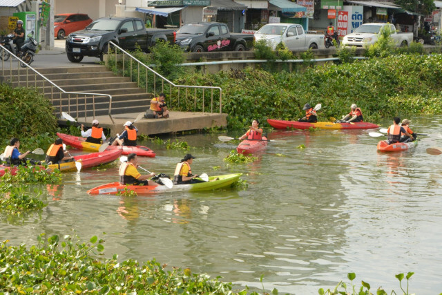 พายเรือคายัคเก็บขยะริมเขื่อนคลองหนึ่ง