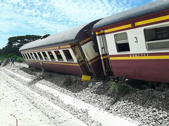 รถไฟสายใต้ล่าช้า 3-5 ชม. หลังเกิดเหตุรถตกรางระหว่างสถานีห้วยทรายใต้ – หัวหิน