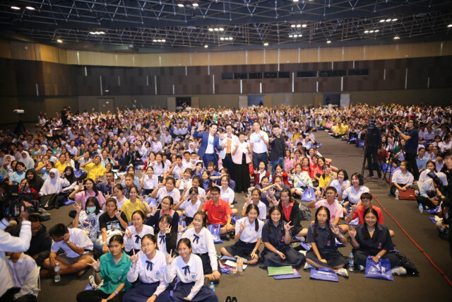 BMN ขนทัพติวเตอร์ระดับออลสตาร์ เสริมความรู้น้องๆเยาวชนกว่า 4,000 คน
