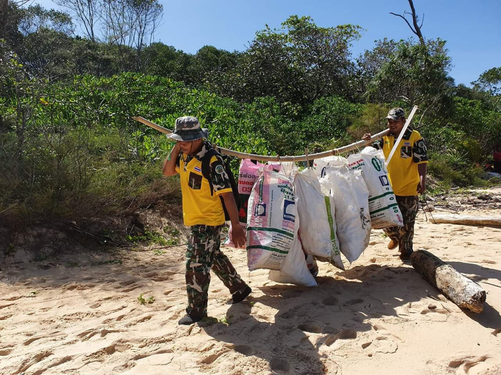 ชาวพังงา รวมใจเก็บขยะหน้าชายหาดอุทยานฯ เขาลำปี -ท้ายเหมือง วันเดียวได้เกือบตัน!