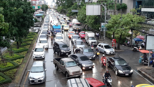 ฝนตกหนักทั่วกรุง จราจรติดขัดหลายพื้นที่