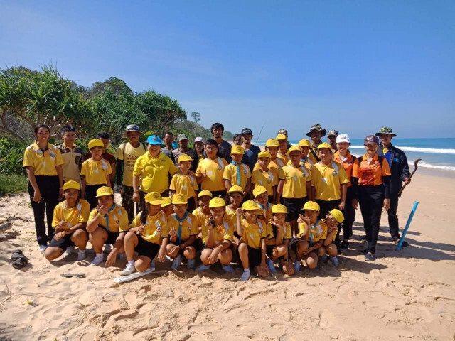 ชาวพังงา รวมใจเก็บขยะหน้าชายหาดอุทยานฯ เขาลำปี -ท้ายเหมือง วันเดียวได้เกือบตัน!