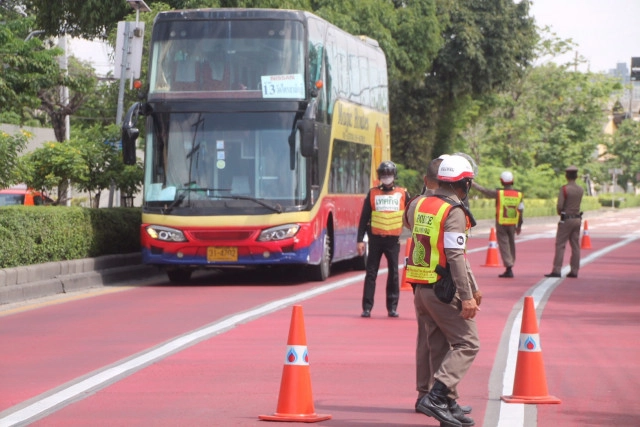 ตร.บางคอแหลม - เขต ตีเส้นทำเครื่องหมายจราจรหวังลดอุบัติเหตุ
