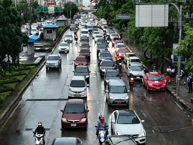 ฝนตกหนักทั่วกรุง จราจรติดขัดหลายพื้นที่