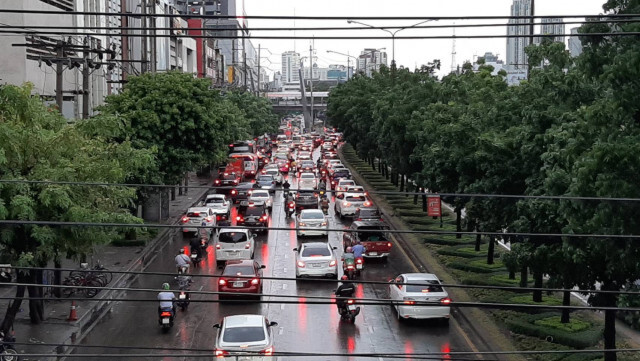 ฝนตกหนักทั่วกรุง จราจรติดขัดหลายพื้นที่