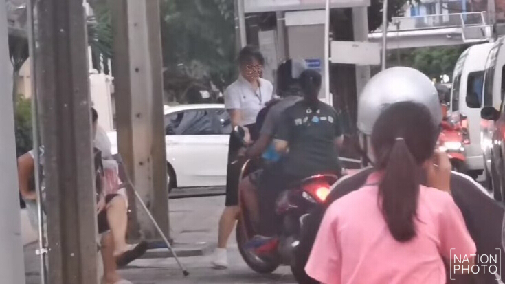 ชาวเน็ตแห่ชื่นชม! นศ.สาวใจกล้า ไล่จยย.ขี่บนทางเท้าลงไปขับบนถนน
