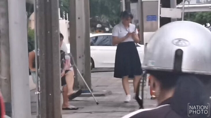 ชาวเน็ตแห่ชื่นชม! นศ.สาวใจกล้า ไล่จยย.ขี่บนทางเท้าลงไปขับบนถนน