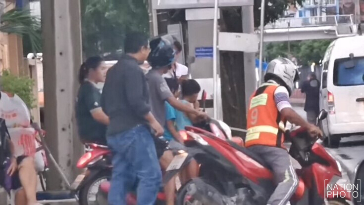 ชาวเน็ตแห่ชื่นชม! นศ.สาวใจกล้า ไล่จยย.ขี่บนทางเท้าลงไปขับบนถนน
