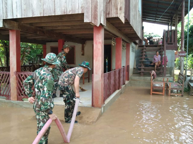 น้ำมาเร็วไปเร็ว! น่านสถานการณ์​ปกติแล้ว... ระดมกำลังเจ้าหน้าที่ล้างบ้านประชาชน