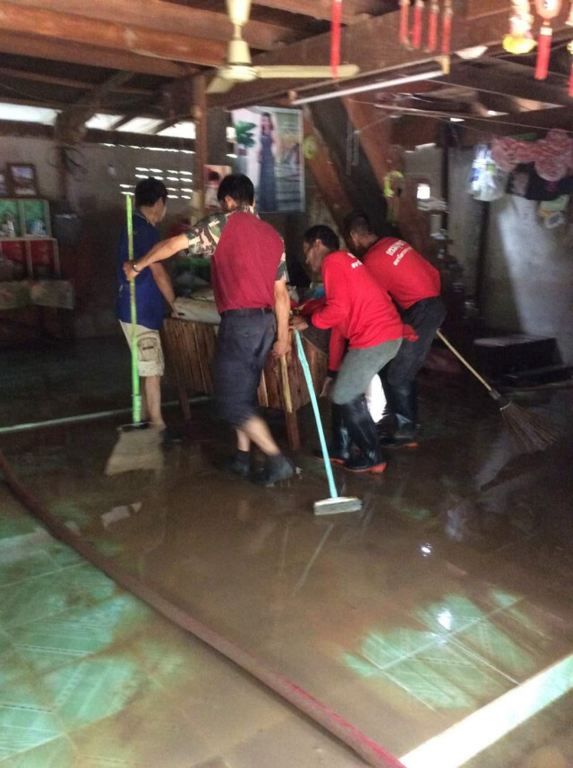 น้ำมาเร็วไปเร็ว! น่านสถานการณ์​ปกติแล้ว... ระดมกำลังเจ้าหน้าที่ล้างบ้านประชาชน