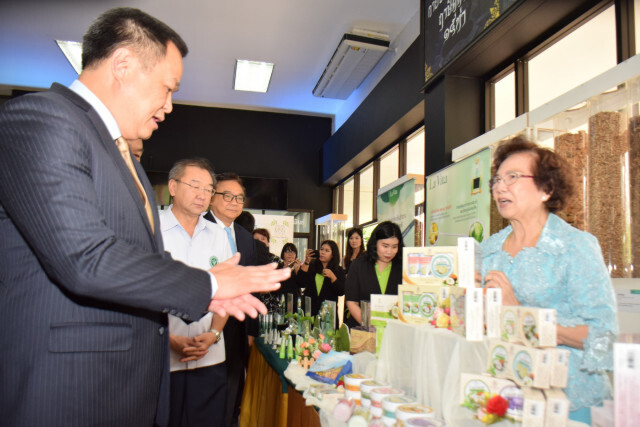 อนุทิน ตั้งเป้าส่งออกสมุนไพรไทยสู่ตลาดโลก 3.6 แสนล้านภายปี​ 64