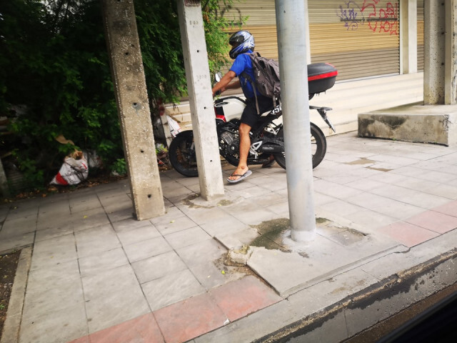 หนี! ไม่คิดชีวิต ขี่บนทางเท้า วนรถเย้ยให้ของลับ