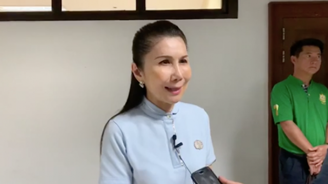 โซเชียลแชร์สนั่น! เห็นกับตา "อีกา" จิกกินขยะพลาสติก