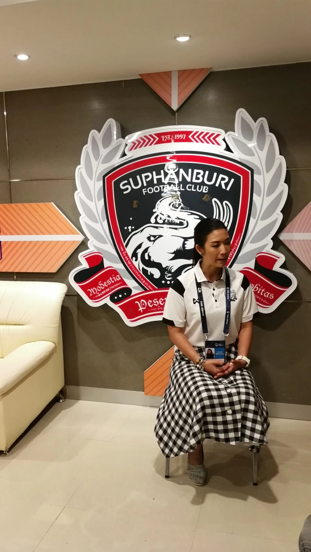 (คลิป) "มาดามเก๋" ...ขอนำสุพรรณบุรีฯสู้จนนาทีสุดท้าย