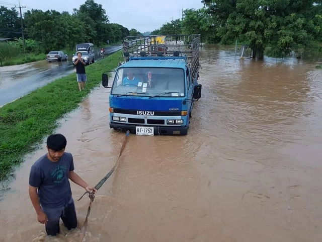 ฝนถล่ม เพชรบูรณ์ น้ำท่วมสูง 50 ซม.