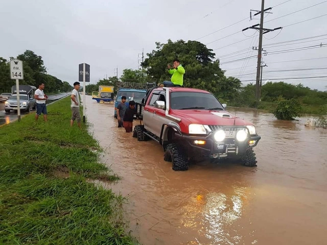 ฝนถล่ม เพชรบูรณ์ น้ำท่วมสูง 50 ซม.
