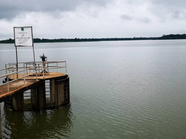 จากแล้งสู่น้ำล้น อ่างเก็บน้ำห้วยโทง สกลนคร เกินกักเก็บ