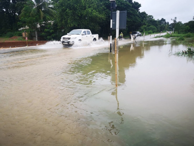 จากแล้งสู่น้ำล้น อ่างเก็บน้ำห้วยโทง สกลนคร เกินกักเก็บ