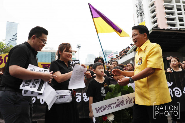 "รวมตัวแต่งดำประท้วง" เหตุพักงาน ผอ.กรุงเทพคริสเตียน