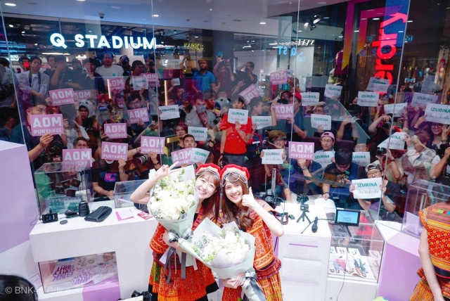 สุดซึ้ง!! สมาชิก BNK48 อำลา "รินะ-ออม" ไป CGM48