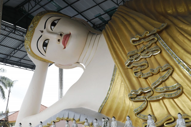 พระตาหวาน พระนอนองค์ใหญ่ที่ตาหวานที่สุด