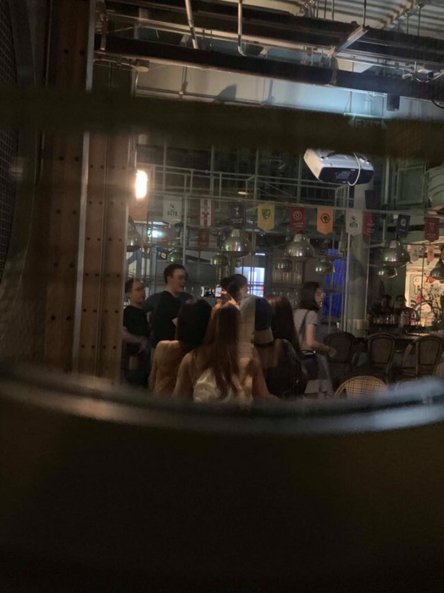 เพจดังเผยภาพหลุด.."นางเอกสายแบ๊ว" กับ "ไฮโซหมื่นล้าน" #สัมภาษณ์เสร็จสนิทได้