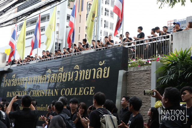 "รวมตัวแต่งดำประท้วง" เหตุพักงาน ผอ.กรุงเทพคริสเตียน