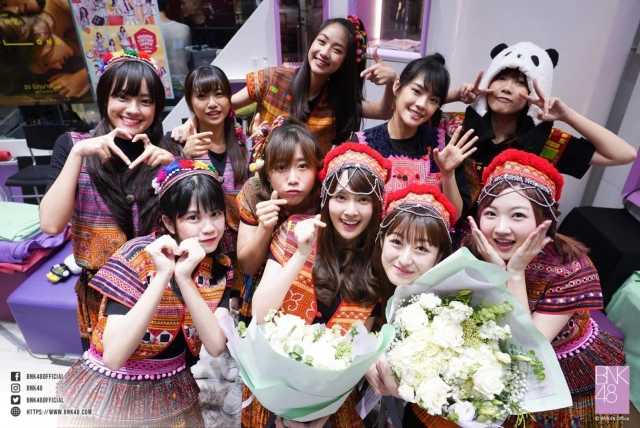 สุดซึ้ง!! สมาชิก BNK48 อำลา "รินะ-ออม" ไป CGM48