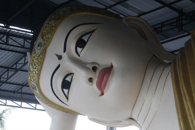 พระตาหวาน พระนอนองค์ใหญ่ที่ตาหวานที่สุด