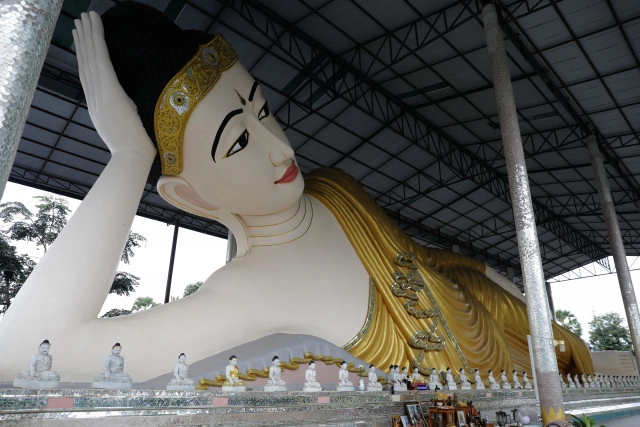 พระตาหวาน พระนอนองค์ใหญ่ที่ตาหวานที่สุด