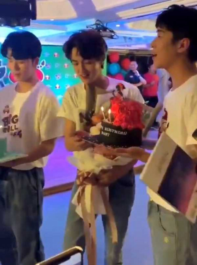 โดนถล่มเละ!..เถ้าแก่น้อย อาศัยงานแฟนมีตติ้ง F4 จัดวันเกิดให้เมีย
