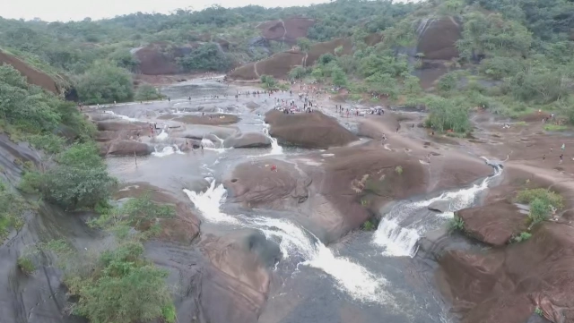 ธรรมชาติสร้าง!! แห่เล่นสไลเดอร์ "น้ำตกถ้ำพระ"แหล่งท่องเที่ยวขึ้นชื่อของ"บึงกาฬ"
