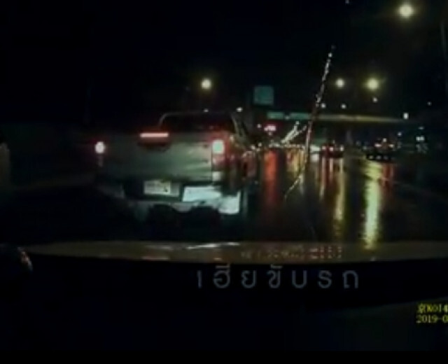กระบะหัวร้อน!! ไม่เปิดไฟเลี้ยวเจอบีบแตร ตามพวกขับไล่ประกบหาเรื่อง