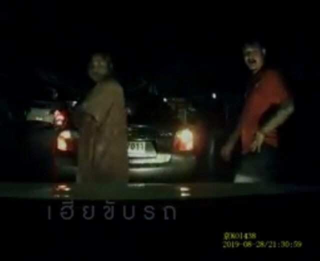 กระบะหัวร้อน!! ไม่เปิดไฟเลี้ยวเจอบีบแตร ตามพวกขับไล่ประกบหาเรื่อง