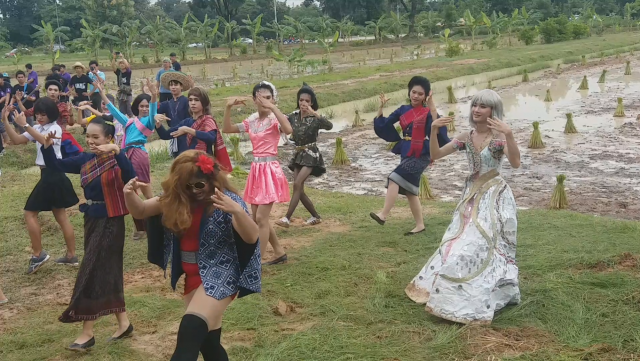 สุดฮา ! นิสิต มมส. แต่ง "แฟนซีสะท้านปฐพี" ลงแขกดำนา