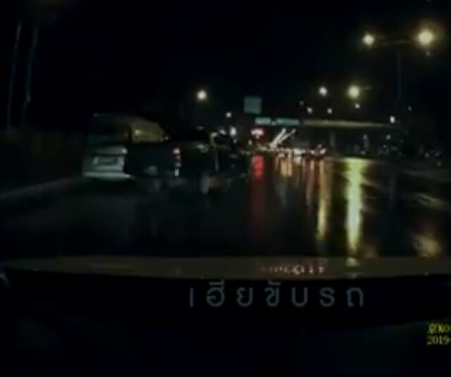 กระบะหัวร้อน!! ไม่เปิดไฟเลี้ยวเจอบีบแตร ตามพวกขับไล่ประกบหาเรื่อง