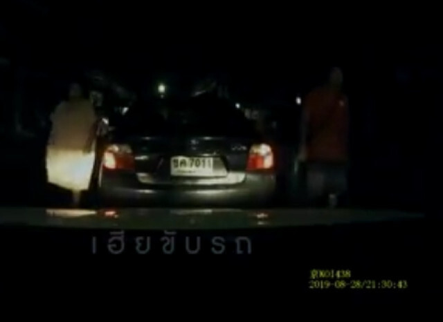 กระบะหัวร้อน!! ไม่เปิดไฟเลี้ยวเจอบีบแตร ตามพวกขับไล่ประกบหาเรื่อง