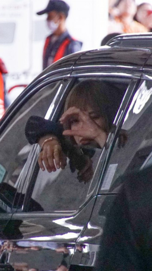 "ลิซ่า" ถึงไทยแล้ว! แฟน ๆ ยินดีต้อนรับกลับบ้าน #LisaHomeComing