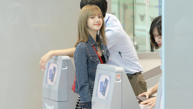 "ลิซ่า" ถึงไทยแล้ว! แฟน ๆ ยินดีต้อนรับกลับบ้าน #LisaHomeComing