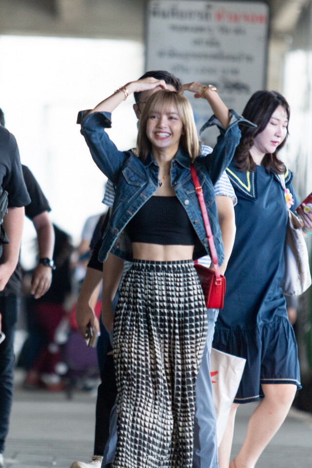 "ลิซ่า" ถึงไทยแล้ว! แฟน ๆ ยินดีต้อนรับกลับบ้าน #LisaHomeComing