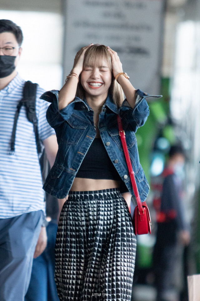 "ลิซ่า" ถึงไทยแล้ว! แฟน ๆ ยินดีต้อนรับกลับบ้าน #LisaHomeComing