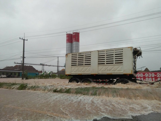 ประกาศปิดเรียน พิษ"โพดุล" น้ำท่วมเสนางคนิคม