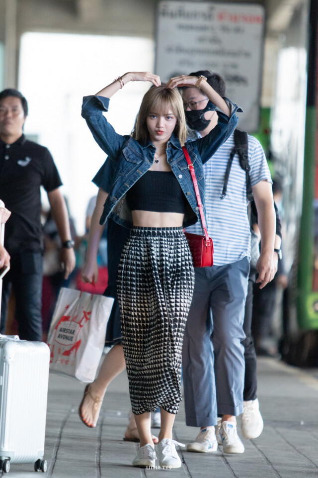 "ลิซ่า" ถึงไทยแล้ว! แฟน ๆ ยินดีต้อนรับกลับบ้าน #LisaHomeComing